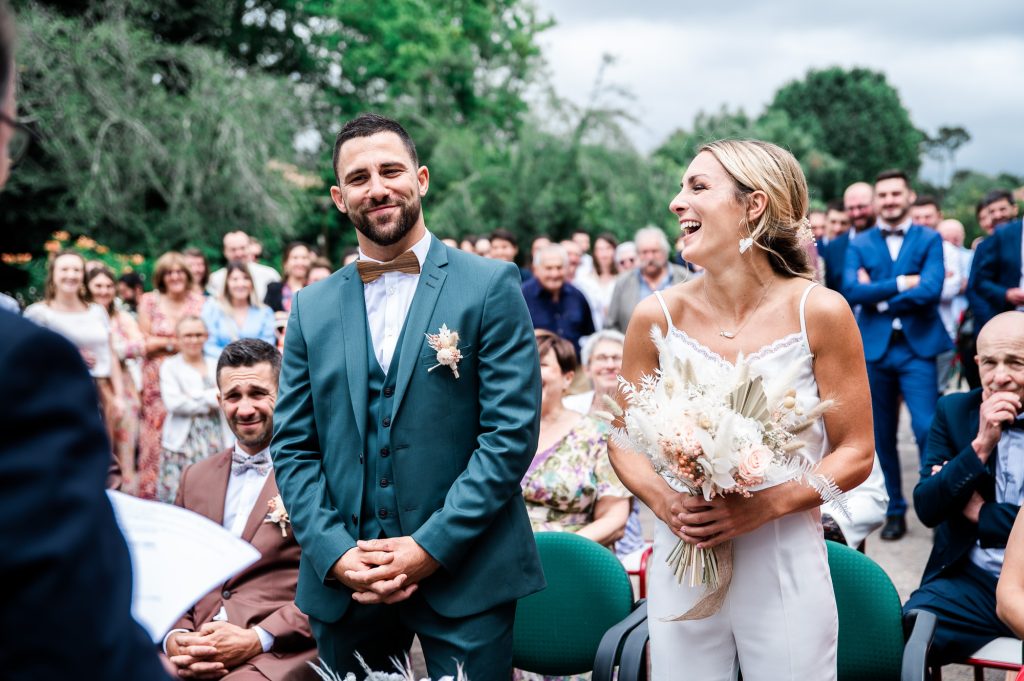moment complice couple de mariés pendant la cérémonie civile