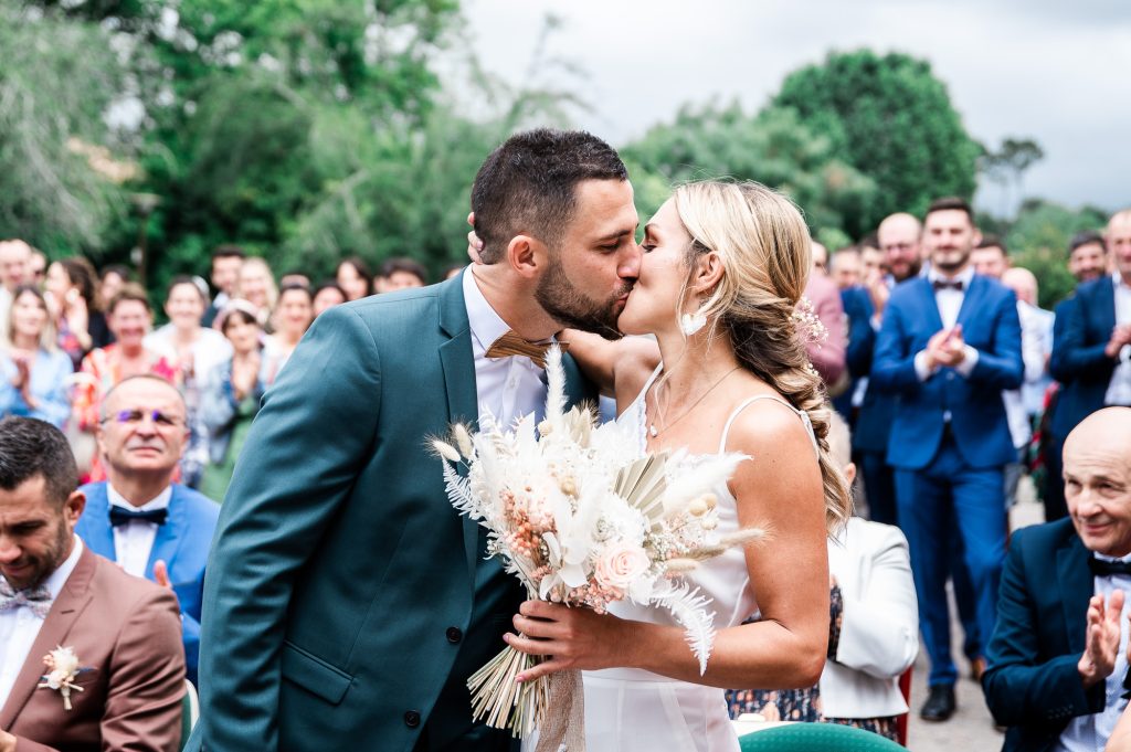 couple de mariés s'embrassant pendant la cérémonie civile dans les Landes