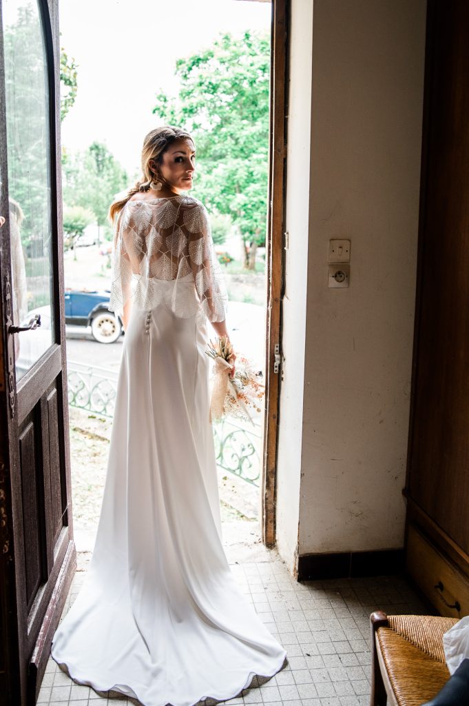 portrait de la mariée avant l'église