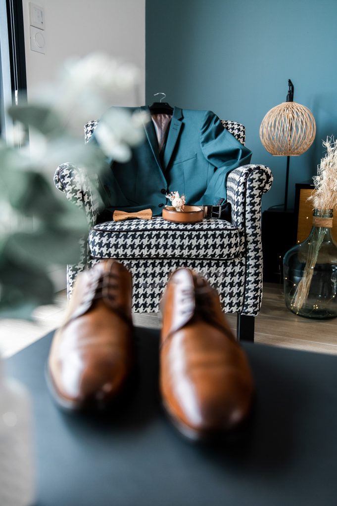 costume marié préparatifs accessoires chaise noeud papillon photographe mariage Landes