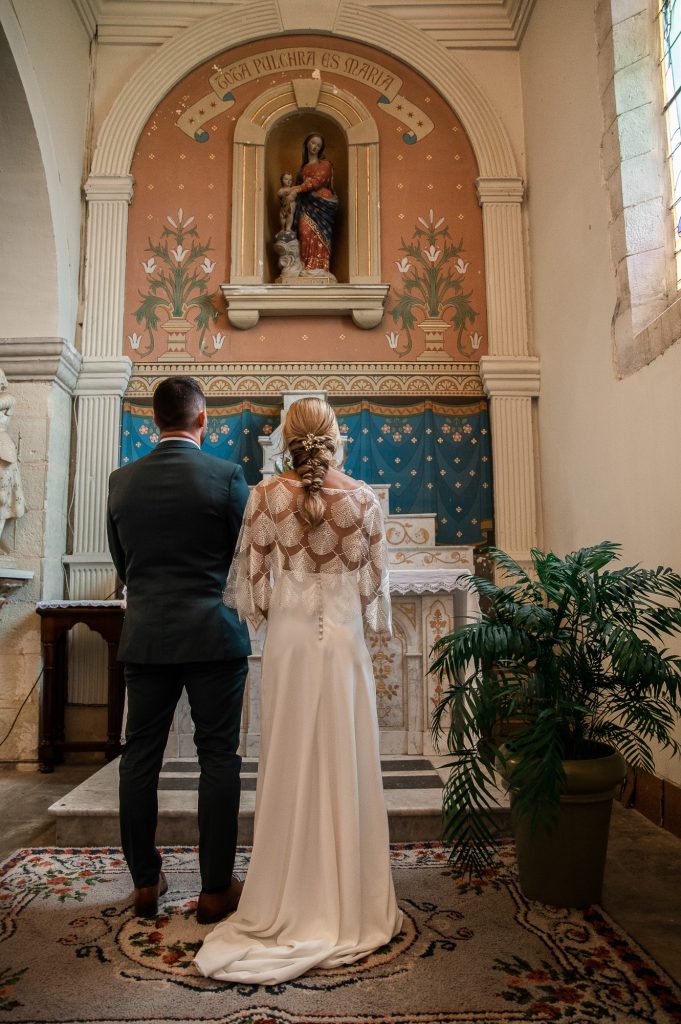 mariés devant la vierge marie à l'église de Herm