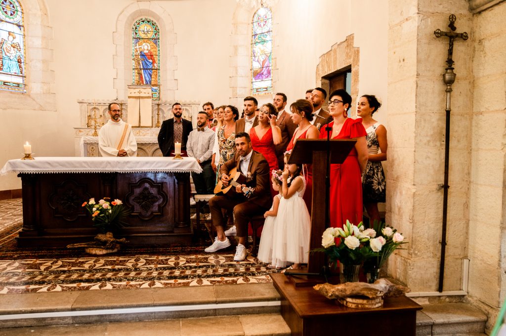 invités chantant pour les mariés à l'église