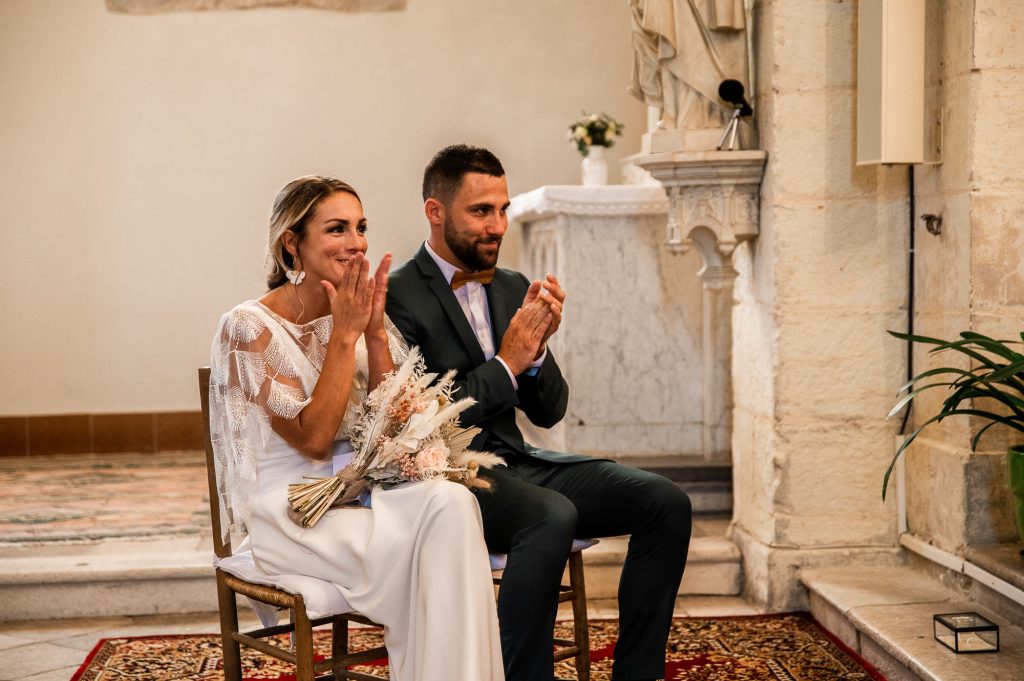 moment d'émotions à l'église pour les mariés