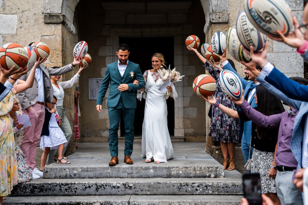 sortie d'église joyeuse avec ballon de basket et rugby dans les Landes
