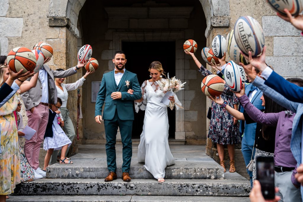 sortie d'église joyeuse avec ballon de basket et rugby dans les Landes