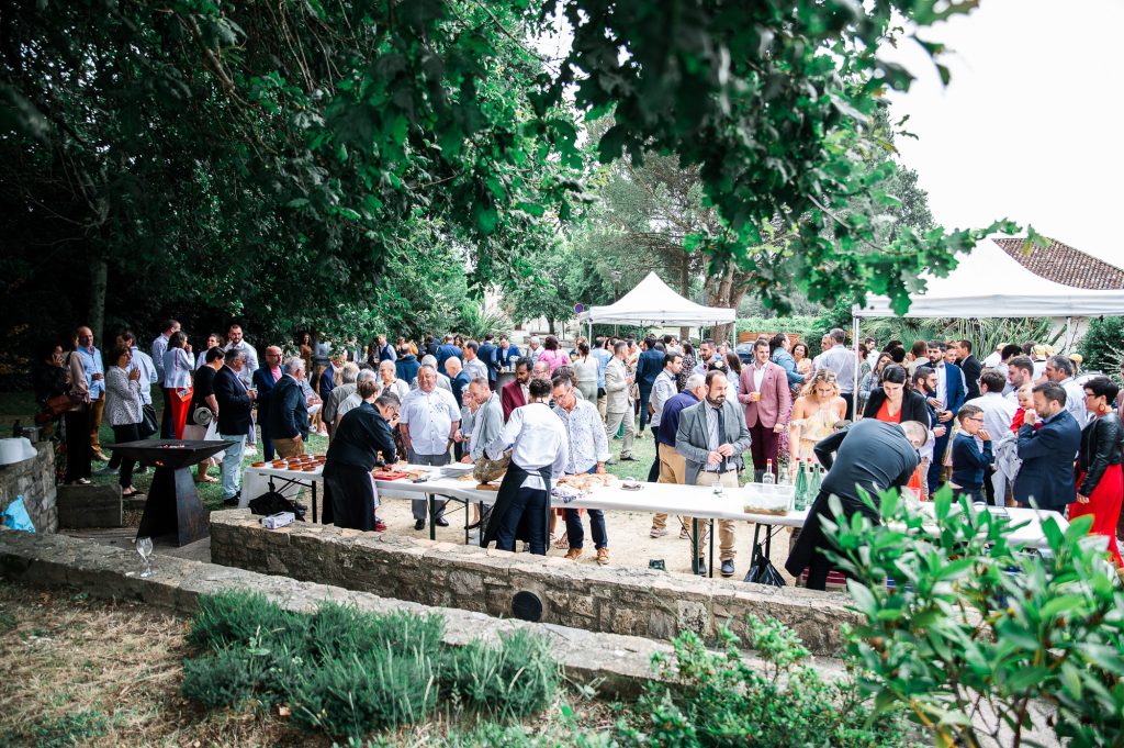 vue d'ensemble du vin d'honneur à Pouillon dans les Landes