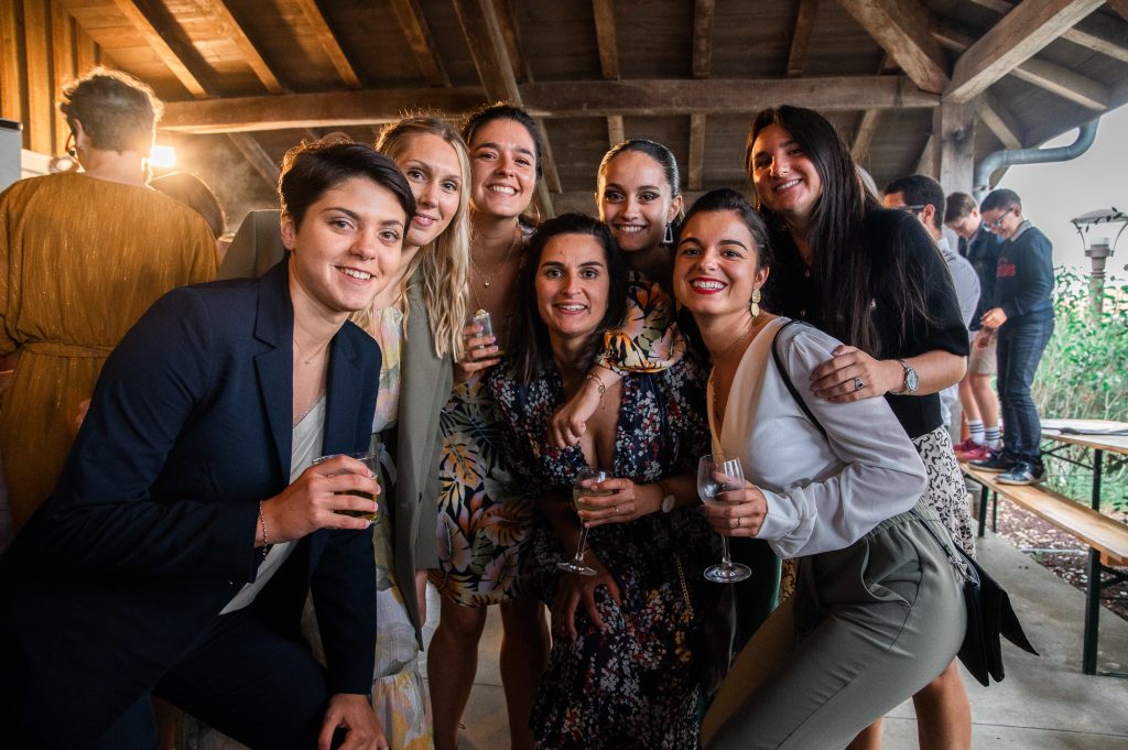 groupe d'invités avec une bonne ambiance