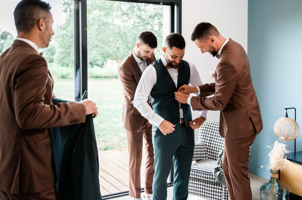 préparatifs marié avec témoins costume mariage émotion photographe mariage Landes