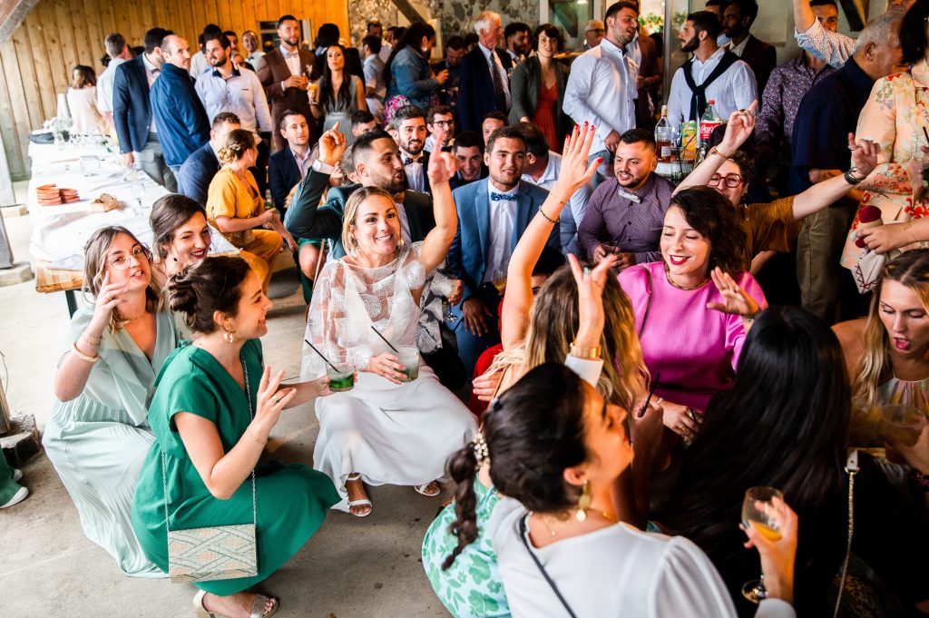 ambiance festive pendant le vin d'honneur