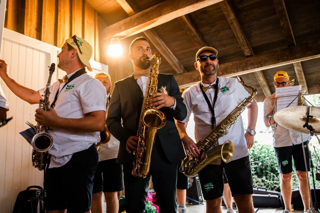 marié qui joue de la trompette pendant le von d'honneur
