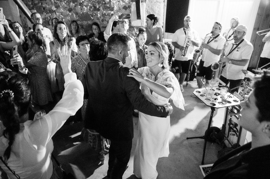 mariés qui dansent ensemble pendant le vin d'honneur