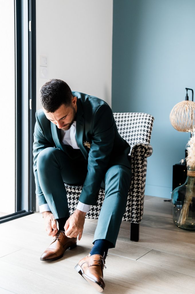 marié mettant ses chaussures costume vert préparatifs mariage Landes