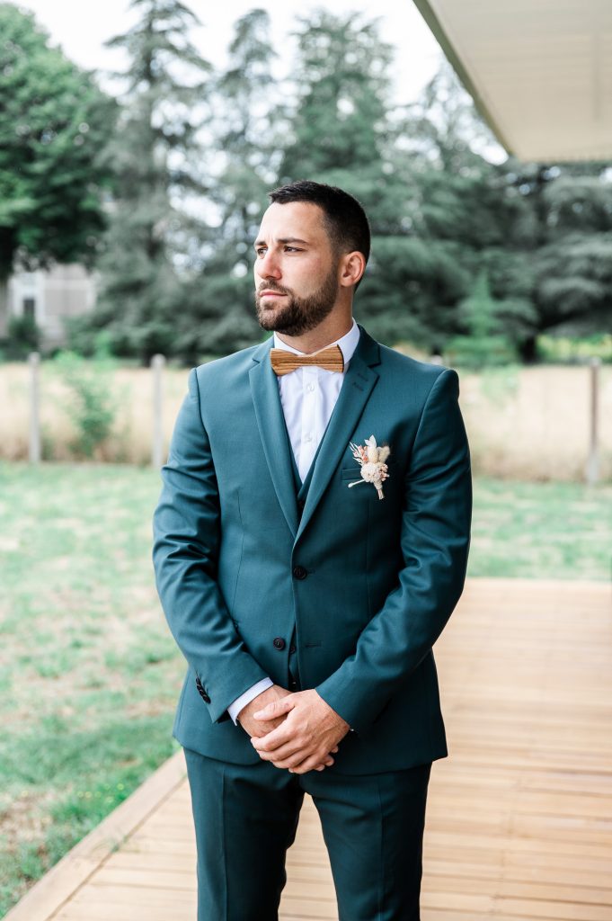 portrait marié costume vert noeud papillon extérieur photographe mariage Landes