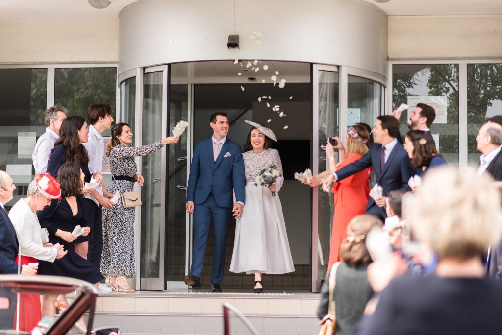 photographe mariage Mimizan sortie des mariés confettis