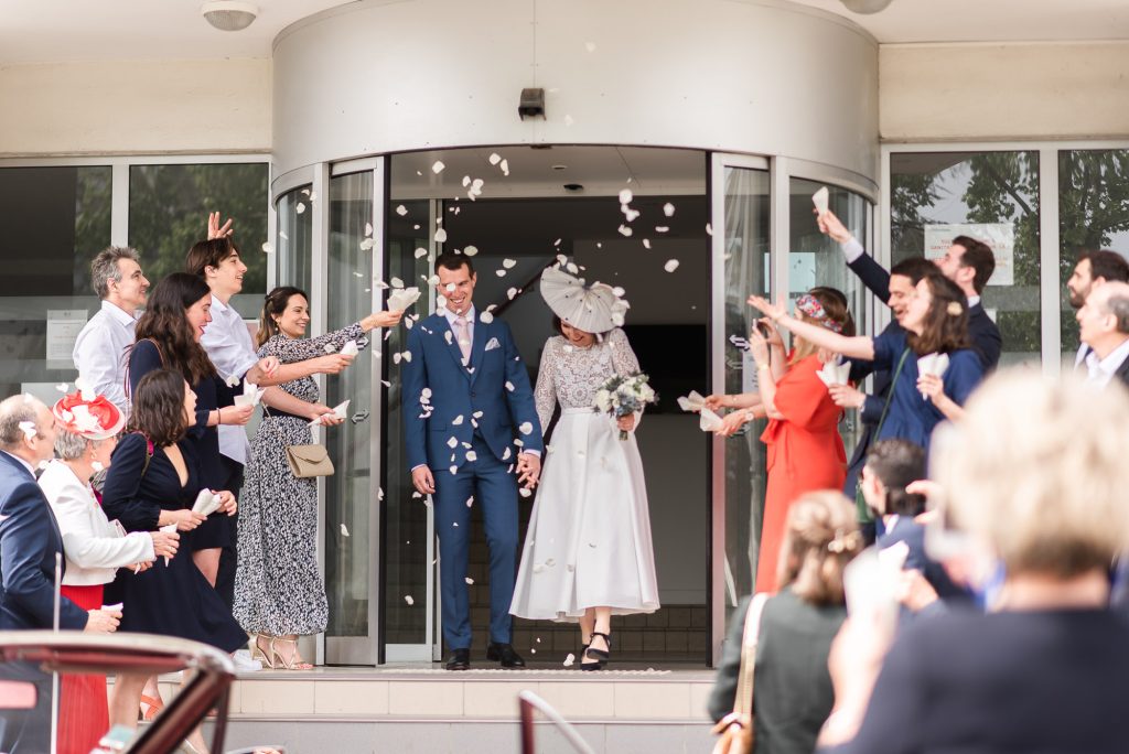 photographe mariage Mimizan lancer de confettis mairie