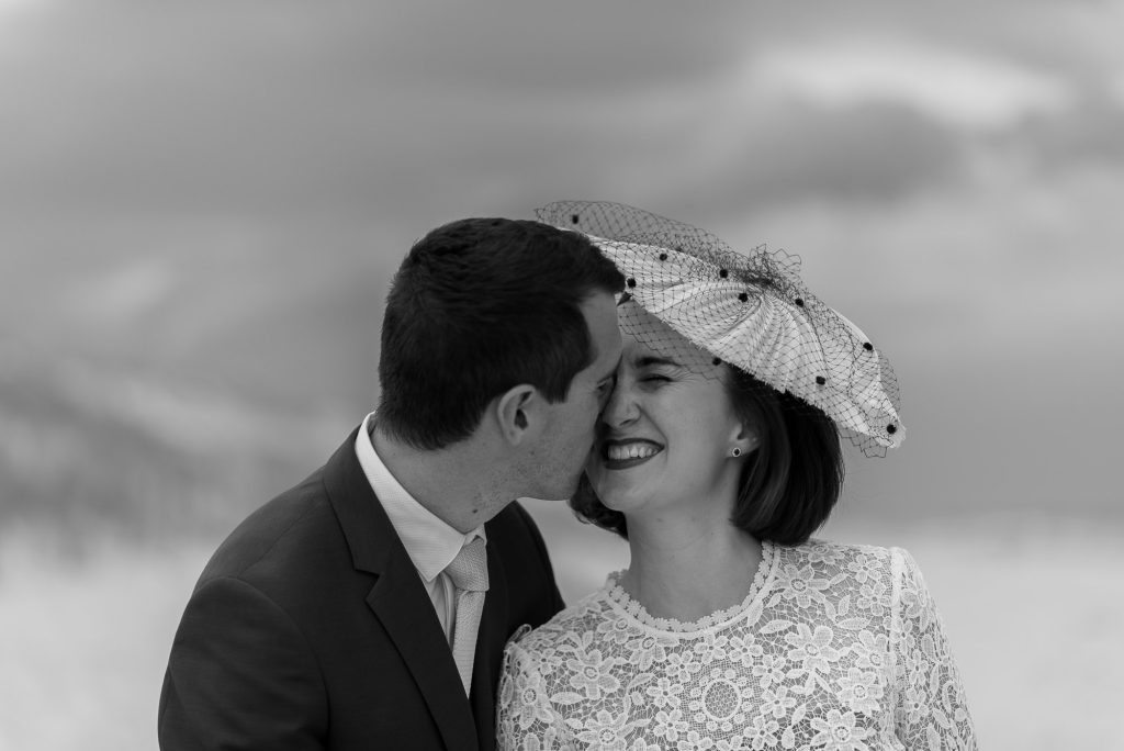 photographe mariage Mimizan couple amoureux plage vent