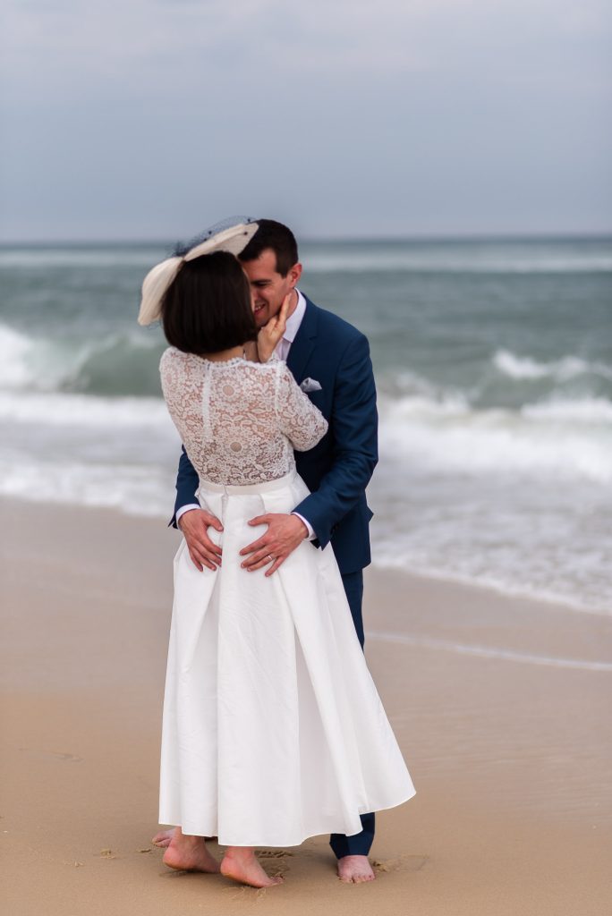 photographe mariage Mimizan portrait couple noir et blanc plage
