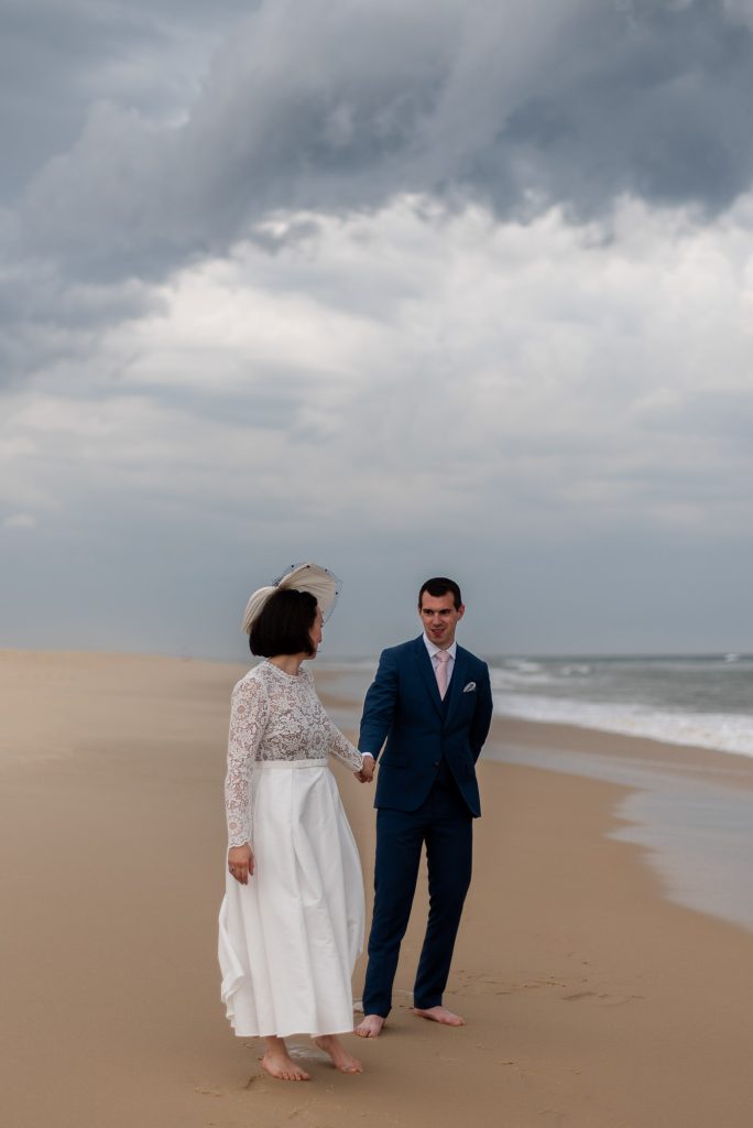 photographe mariage Mimizan couple enlacé bord de mer