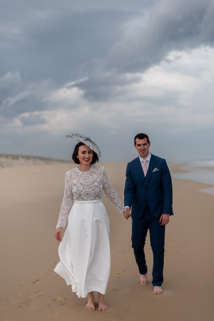 photographe mariage Mimizan couple marche plage océan