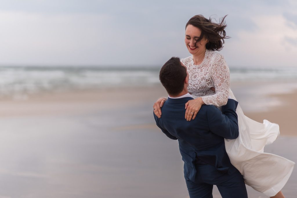 photographe mariage Mimizan moment complice couple plage