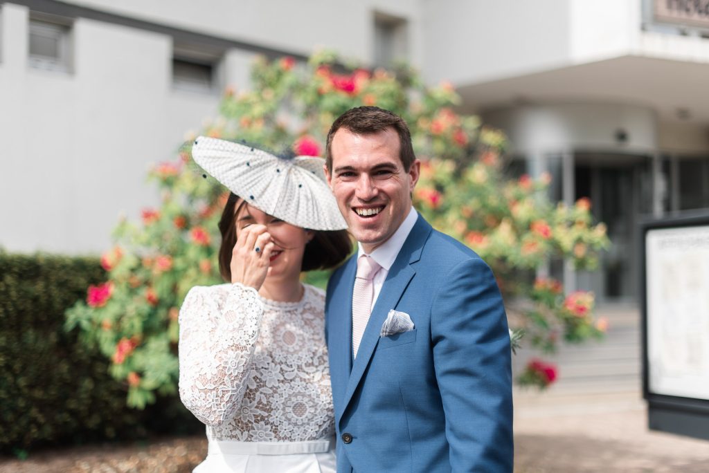 photographe mariage Mimizan couple sourire sortie mairie
