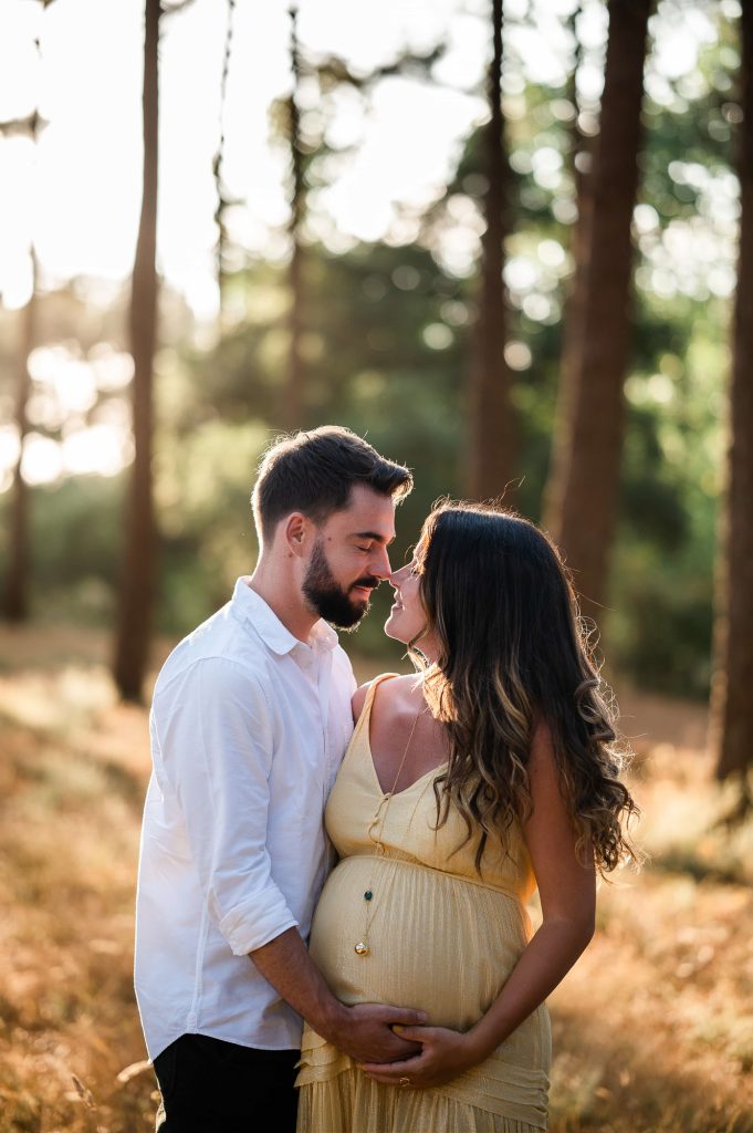 couple attendant un bébé en forêt pendant une séance grossesse à Mimizan dans les Landes
