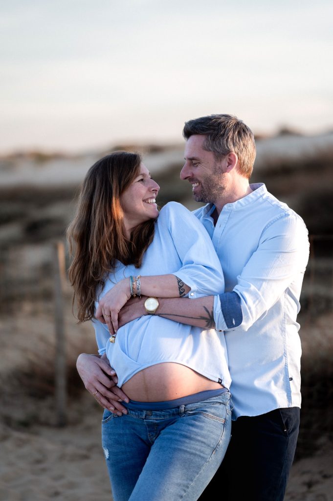 femme enceinte tenue par son compagnon séance photo grossesse Landes extérieur