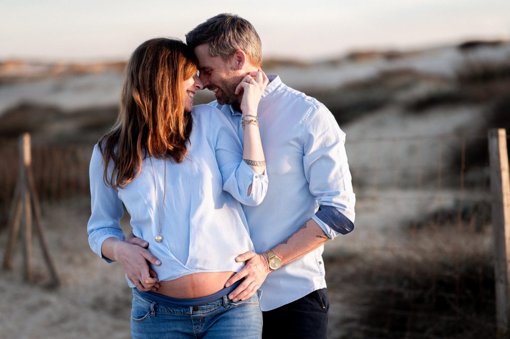 couple amoureux sur la plage séance grossesse Biscarrosse coucher de soleil