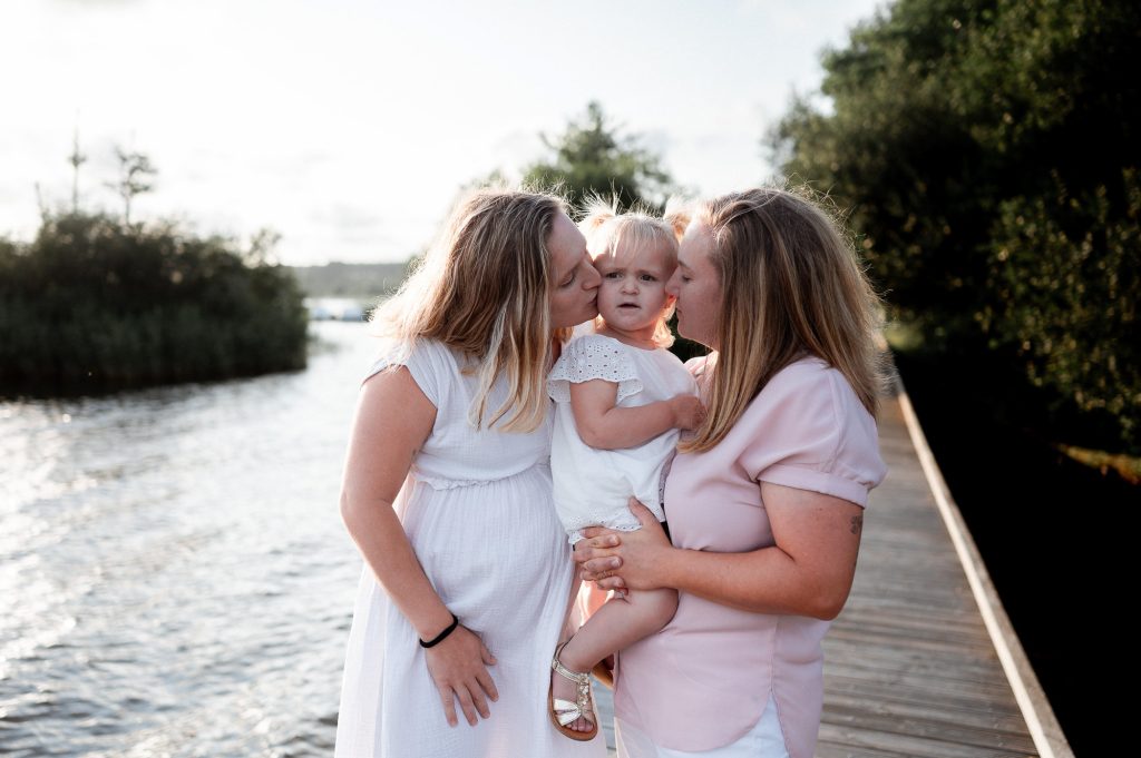 couple de femmes avec enfant moment tendre ponton lac Landes lumière douce