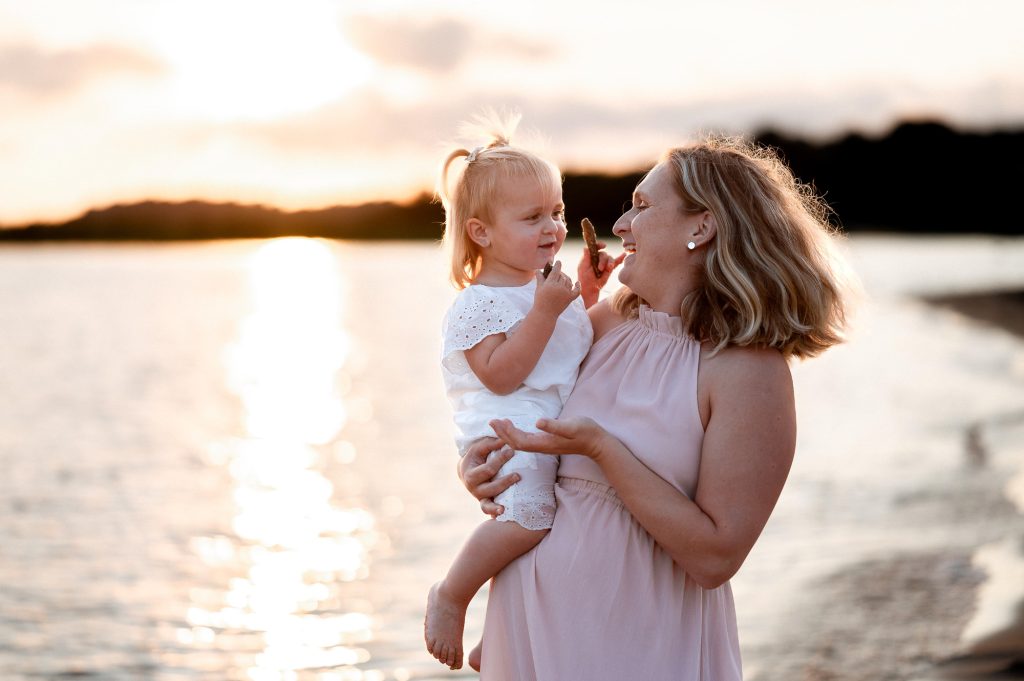 maman et enfant rire bord de lac coucher soleil Landes