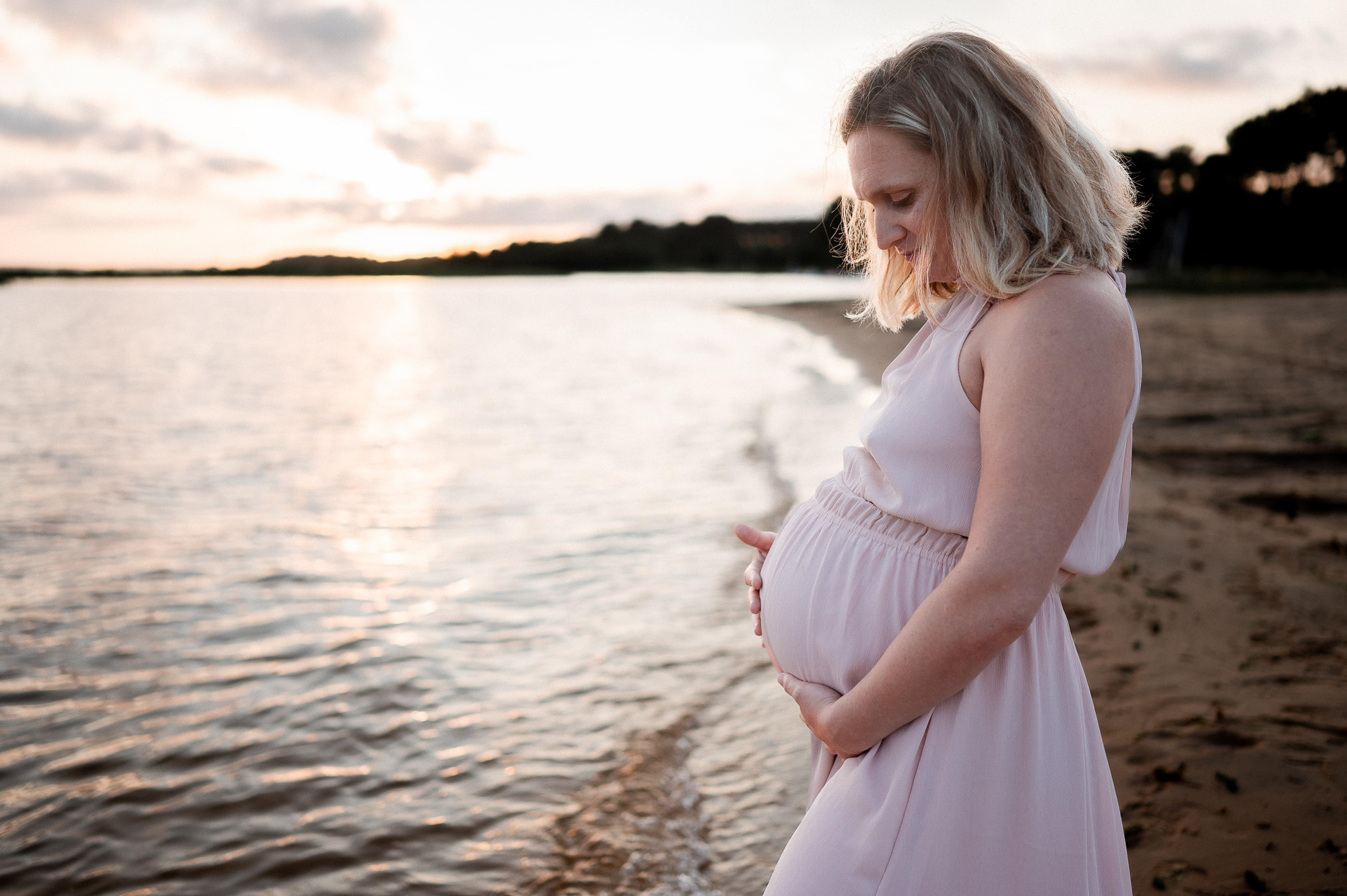 femme enceinte robe rose bord eau coucher soleil Landes