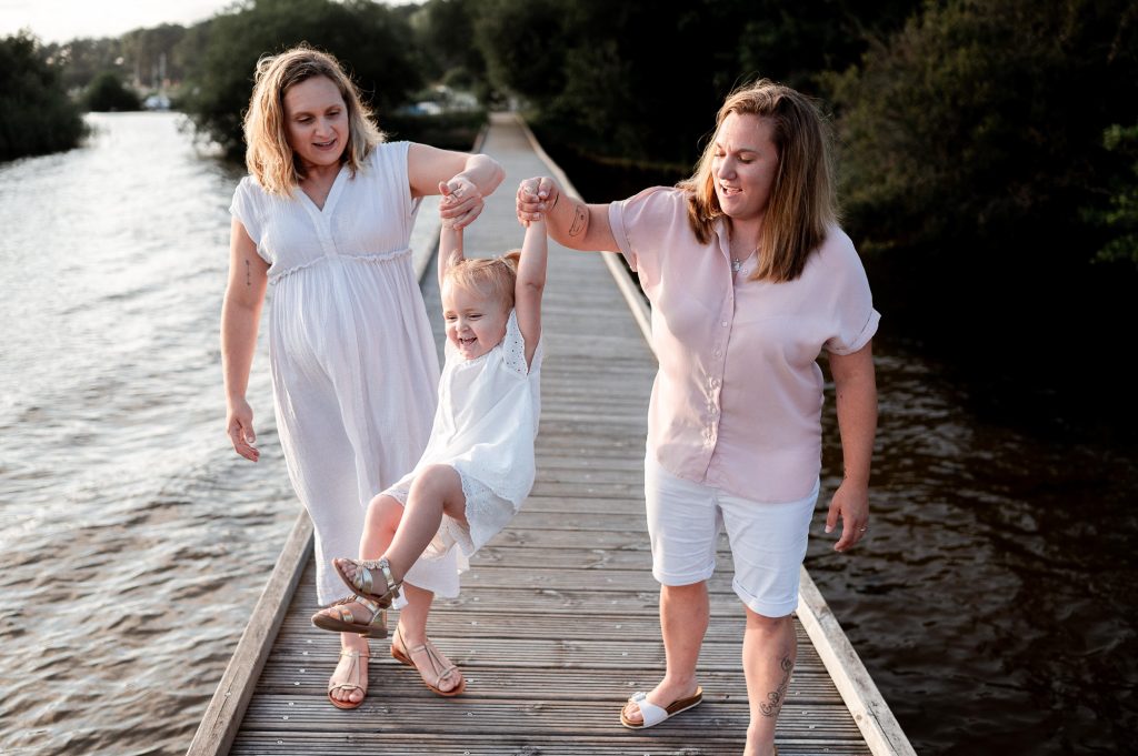 famille deux mamans enfant qui marche ponton lac Landes naturel
