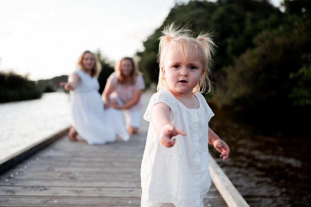 enfant au premier plan sur ponton parents flous arrière plan Landes