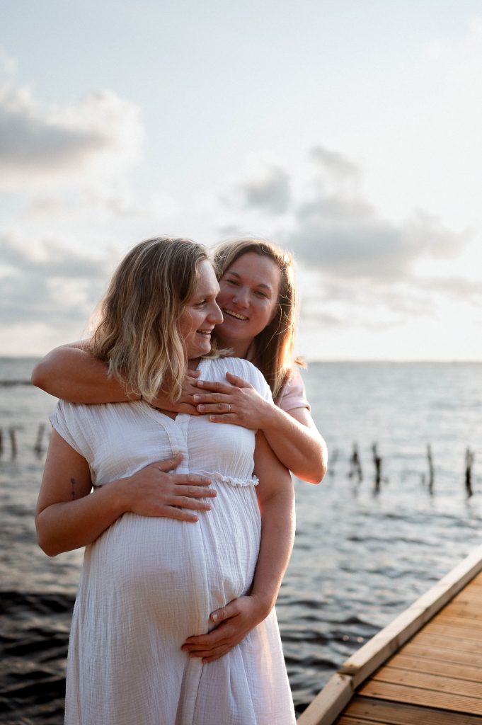 couple femmes enceinte câlin bord de lac coucher soleil Landes