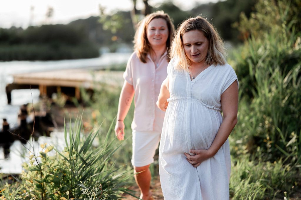 femme enceinte marche nature au bord lac Landes lumière dorée