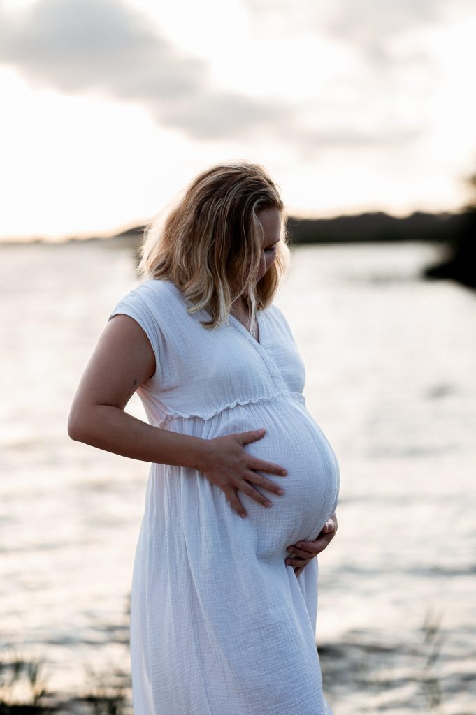 portrait femme enceinte seule bord de lac coucher soleil Landes