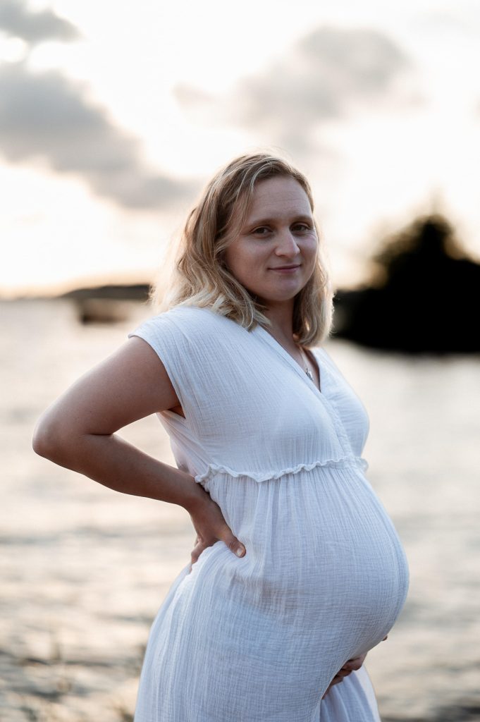 portrait femme enceinte seule bord de lac coucher soleil Landes