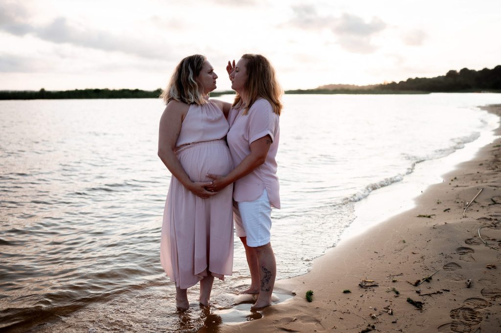 couple femmes enceinte pieds dans eau plage lac Landes