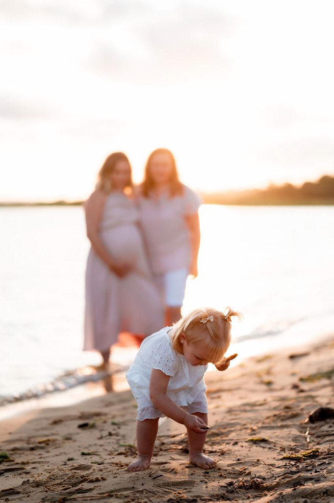 enfant joue sable plage lac parents flous coucher soleil Landes