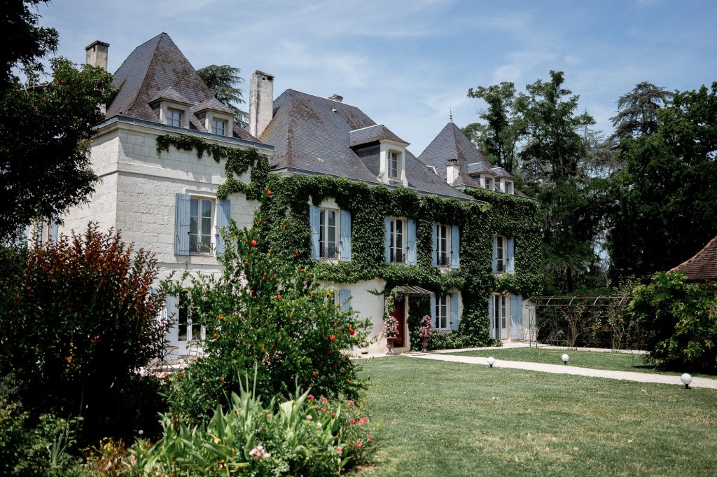 Domaine de la Fauconnie en Dordogne – lieu de mariage entouré de verdure