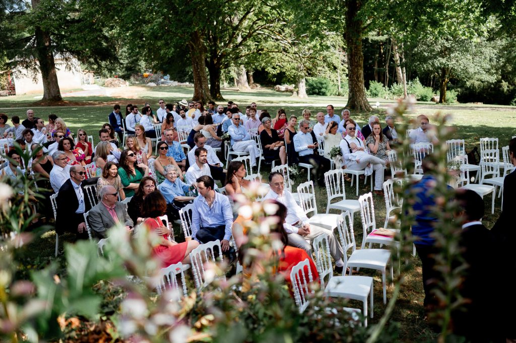 Invités installés lors d’une cérémonie laïque en extérieur en Dordogne