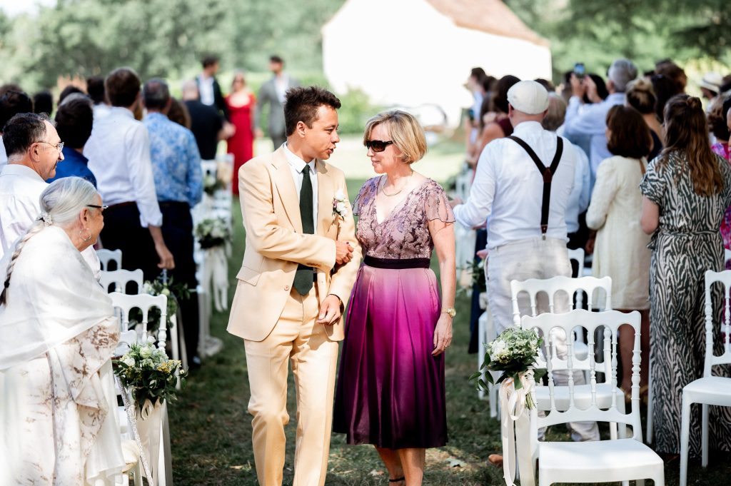 Entrée du marié lors de la cérémonie laïque au Domaine de la Fauconnie