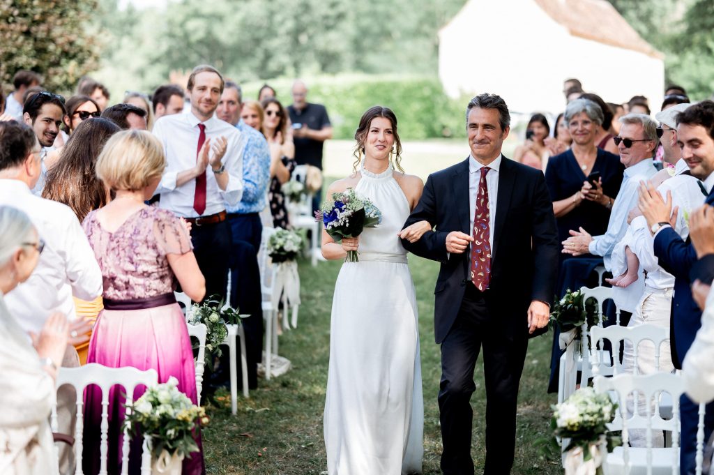 Entrée de la mariée lors de la cérémonie laïque au Domaine de la Fauconnie