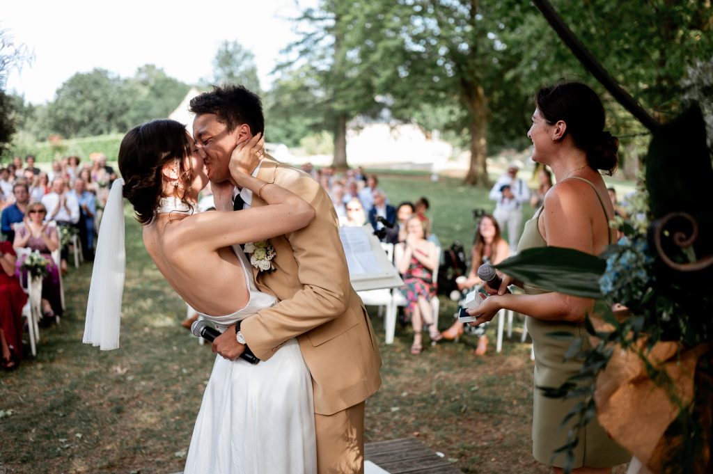Baiser des mariés pendant la cérémonie laïque en Dordogne