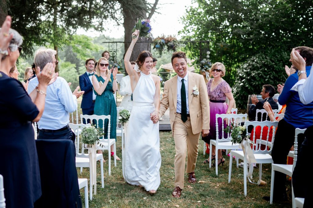 sortie des mariés lors de la cérémonie laïque en Dordogne