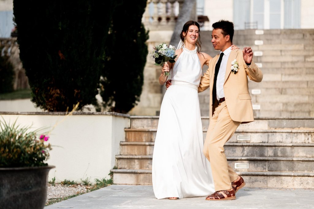 Couple de mariés se promenant dans le parc du Domaine de la Fauconnie
