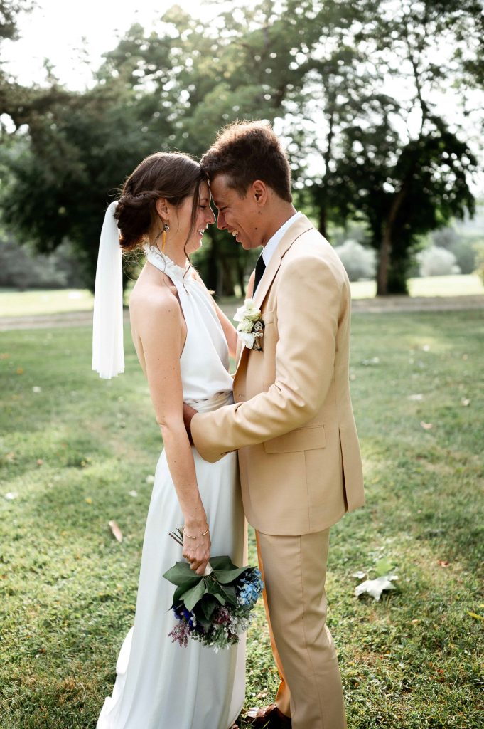 Couple de mariés se promenant dans le parc du Domaine de la Fauconnie