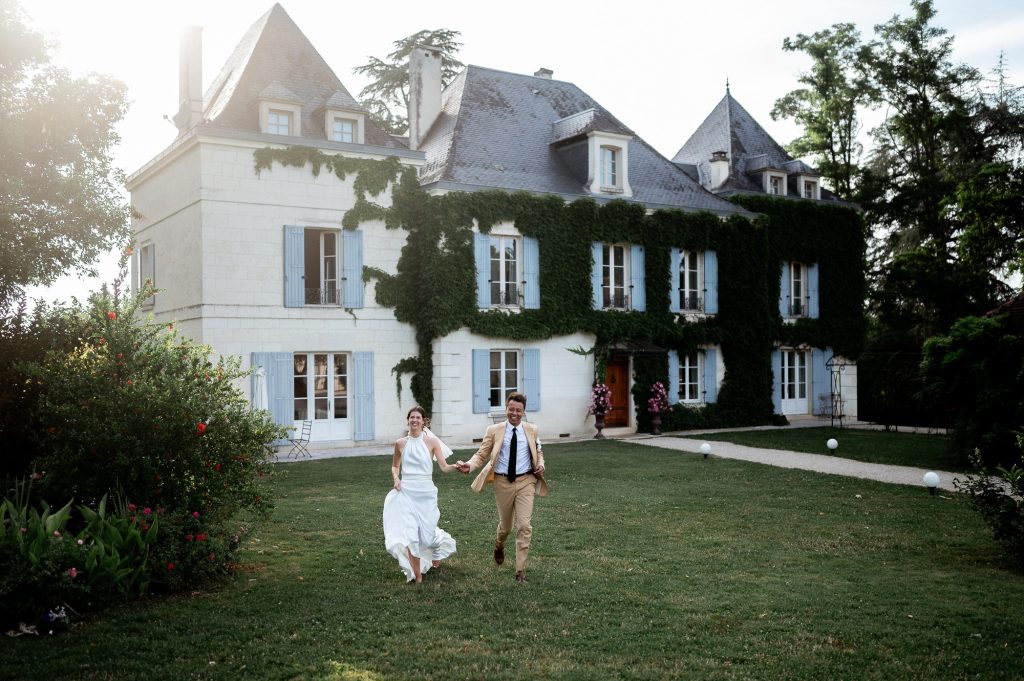Couple de mariés se promenant dans le parc du Domaine de la Fauconnie