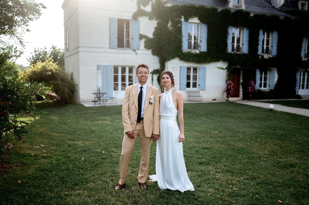 Couple de mariés se promenant dans le parc du Domaine de la Fauconnie