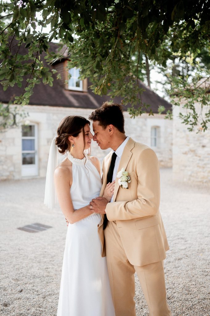 Couple de mariés se promenant dans le parc du Domaine de la Fauconnie